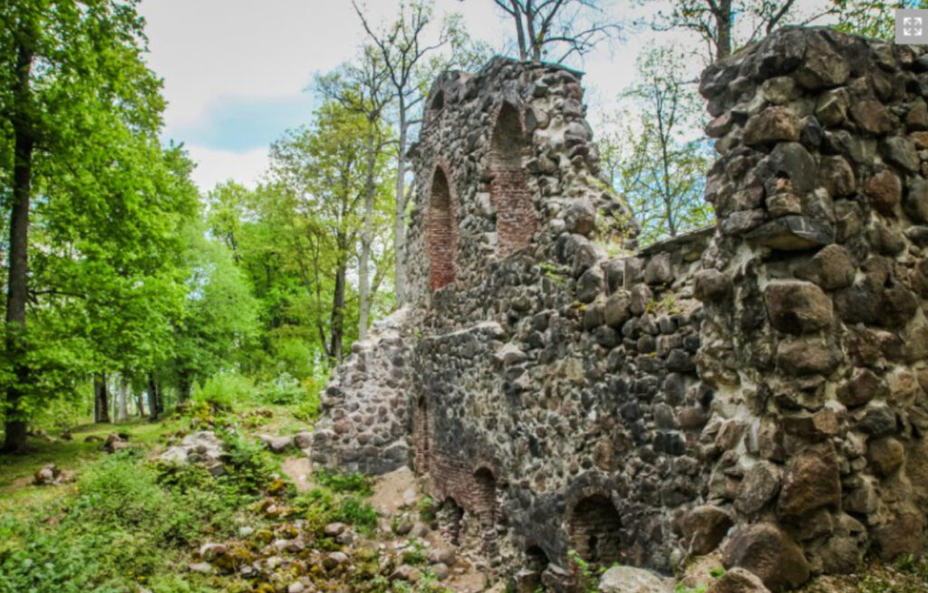 Krimulda Castle ruins